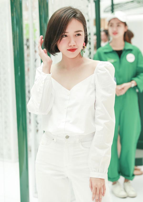 Bạn đã có áo sơ mi cổ vuông hot nhất hè như Hà Hồ chưa?